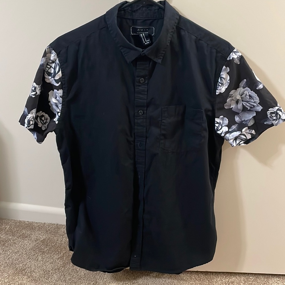 Forever 21 Men’s Button Up Rose Sleeves Black - Medium